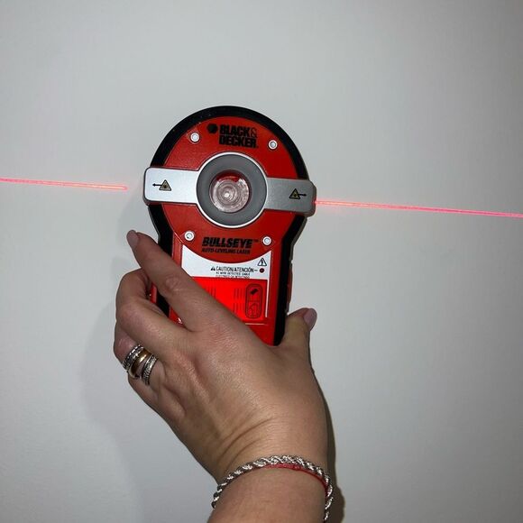 BLACK & DECKER BULLSEYE LASER LEVEL/ STUD FINDER Auto-Leveling Interior Line - Picture 2 of 6